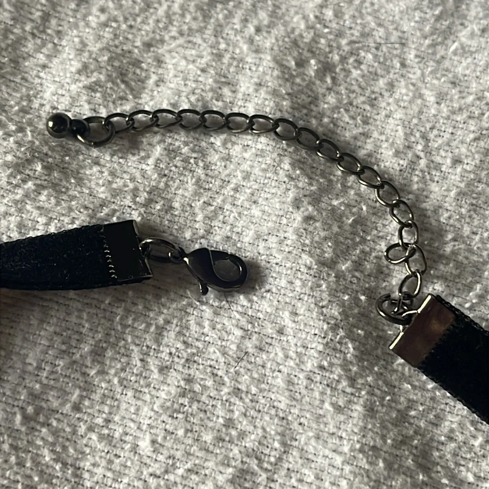 Vtg Velvet Black Ribbon w/ Red Resin Rose Choker, 17in - Picture 3 of 3